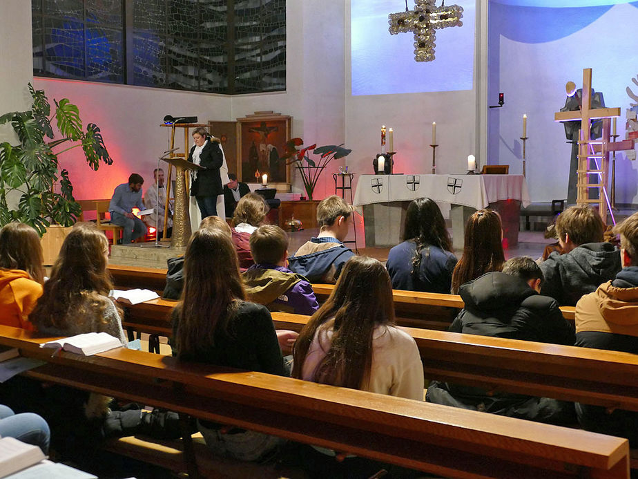 Firmvorbereitung mit Tauferinnerungsgottesdienst in St. Maria, Wolfhagen (Foto: Karl-Franz Thiede)